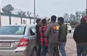 Muzaffarnagar: पुरकाजी बाईपास के सीएनजी पंप पर कर्मचारियों ने की दबंगई