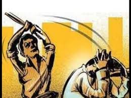 शराब के विवाद में युवक ने पिता और चाचा पर किया जानलेवा हमला