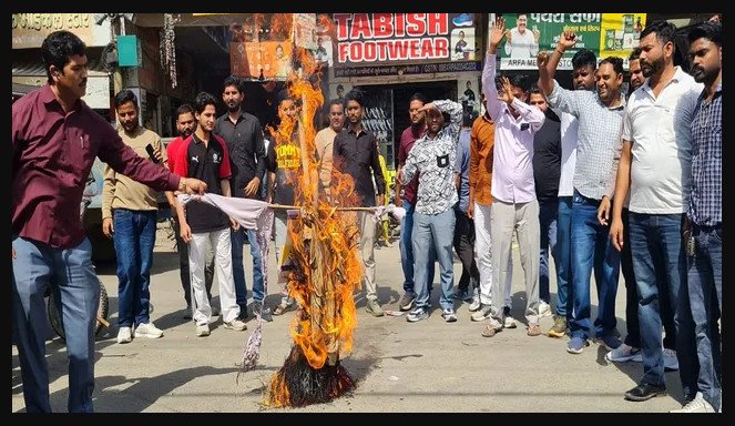 योगी के मंत्री को गुंडा बताने वाले सपा विधायक का पुतला फूंका