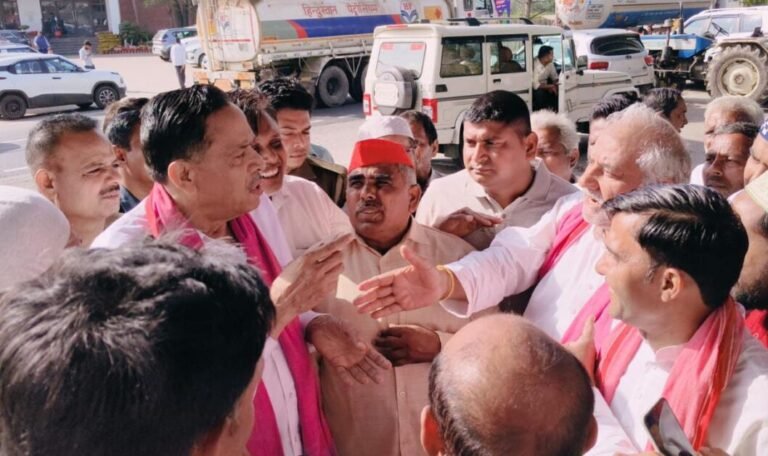 नसीमुद्दीन सिद्दीकी खतौली आगमन पर सपा कार्यकर्ताओं का जोरदार स्वागत
