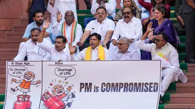 एलपीजी संकट पर संसद ठप, कांग्रेस ने लगाए गंभीर आरोप