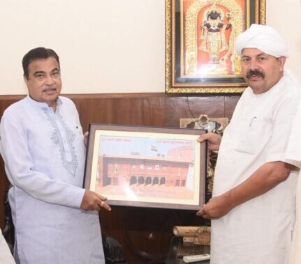 दिल्ली-देहरादून कॉरिडोर में दोघट कट की मांग तेज, गडकरी से मिले नरेश टिकैत