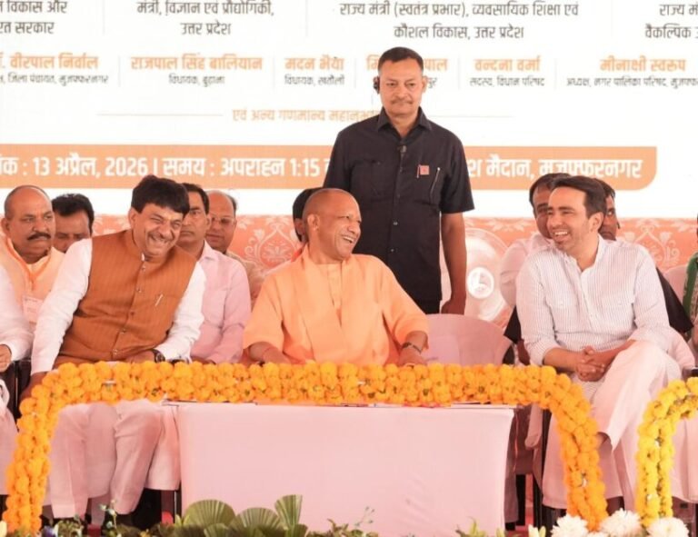 हैलीपेड पर धूप में खड़े रहे भाजपा सभासद, नहीं पहुंचे पास, मंत्री को घेरा