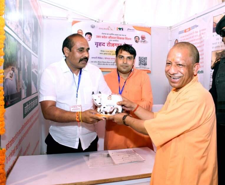 सीएम योगी से मिले धर्मेन्द्र ने की मांगः यूपी में शुरू हो मुख्यमंत्री ग्रामीण बायोगैस मिशन