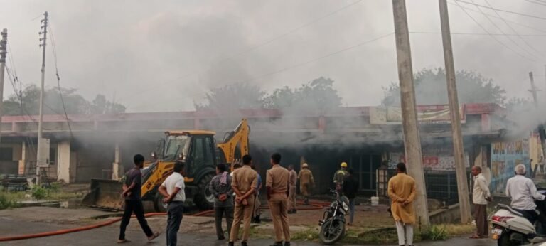 मुजफ्फरनगर मंडी में भीषण आग: गोदाम जलकर राख, 7 से अधिक दमकल गाड़ियां जुटीं