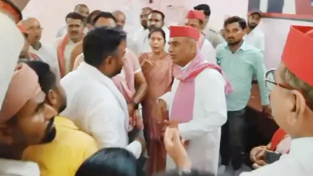 सांसद और विधायक के बीच भिड़ंत, मंच पर तकरार और तीखी बहस, समर्थकों के बीच भी आरोप