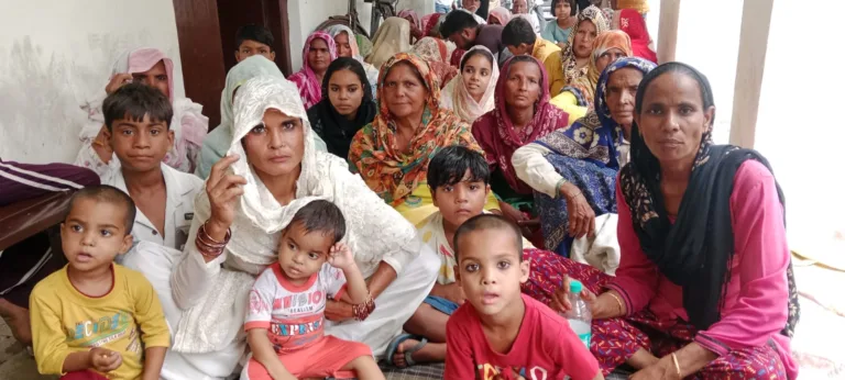 कलेक्ट्रेट में दो किसान संगठनों का धरनाः लाठी लेकर तैनात रही फोर्स