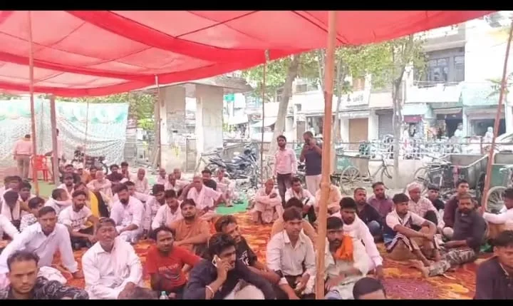 सहारनपुर में कश्यप समाज का धरना प्रदर्शन, राष्ट्रपति के नाम डीएम को सौंपा ज्ञापन