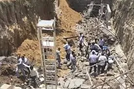 निर्माणाधीन दीवार गिरने से दो मजदूरों की मौत, कई लोगों के फंसे होने की आशंका